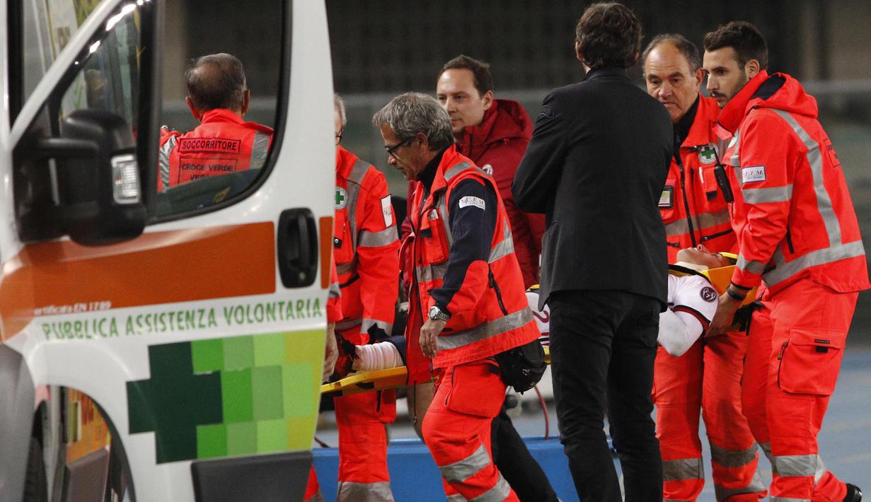 Pemain AC Milan, Davide Calabria ditandu menuju mobil ambulance setelah mengalami cedera saat melawan Chiveo pada laga Serie A di Bentegodi stadium, Verona, (25/10/2017). AC Milan menang 4-1. (Filippo Venezia/ANSA via AP)