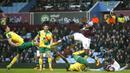 Kaki dari pemain Aston Villa, Jores Okore, beradu dengan pemain Norwich, Timm Klose di Stadion Villa Park, Inggris, Sabtu (6/2/2016). Aston Villa berhasil menaklukan Norwich 2-0. (Reuters/John Sibley)