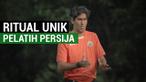 Berita video ritual Pelatih Persija Jakarta, Stefano Cugurra Teco, yang tampak saat latihan di Lapangan Sutasoma, Halim Perdanakusuma, Jakarta. Ritual yang dilakukan Teco berkaitan dengan ritme. "Itu seperti mencari ritme latihan, bagaimana jika lamb...