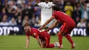 Pemain berusia 18 tahun itu terkapar di tengah lapangan usai kaki kirinya mendapat tekel keras dari pemain Leeds United,Pascal Struijk pada menit ke-57. (Foto:AFP/Oli Scarff)