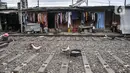Aktivitas warga di permukiman bantaran rel kereta di kawasan Pademangan, Jakarta Utara, Kamis (16/3/2023). (merdeka.com/Iqbal S Nugroho)