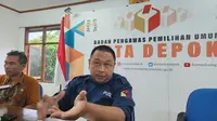 Komisioner Divisi Penanganan Perkara, Data, dan Informasi Bawaslu Kota Depok, Sulastio menjelaskan terkait laporan aduan yang diterima Bawaslu Kota Depok. (Liputan6.com/Dicky Agung Prihanto)