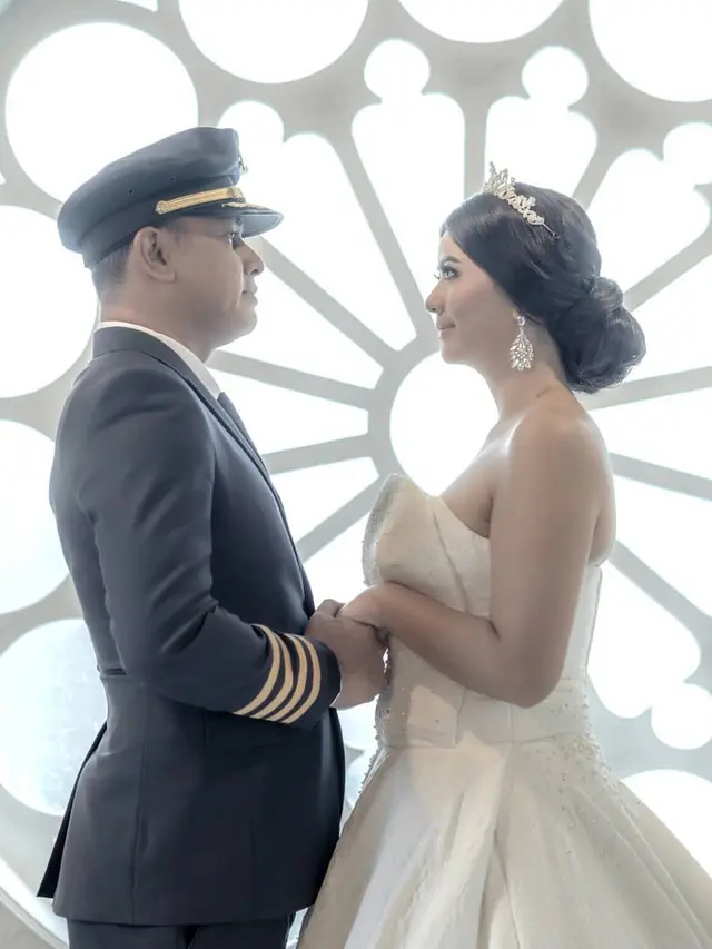 Dipersunting Pilot, Ini 6 Momen Pernikahan Qory Sandioriva Mantan Ramon Y. Tungka