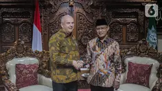 Ketua Umum PP Muhammadiyah Haedar Nashir (kanan) menerima Duta Besar AS untuk Indonesia Joseph R Donovan Jr saat pertemuan di  Jakarta, Selasa (15/10/2019). Pertemuan tersebut dalam rangka silaturahmi kepada organisasi massa Islam di Jakarta. (Liputan6.com/Faizal Fanani)