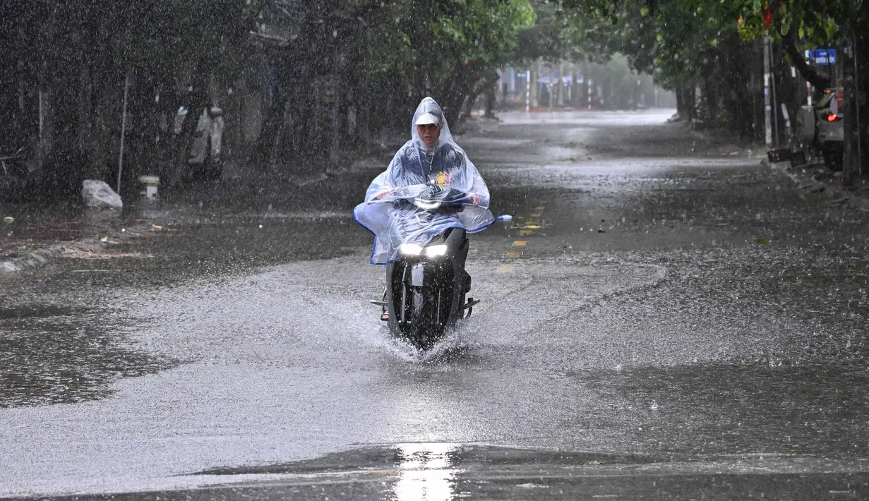Badai yang membawa angin hingga 166 km/jam itu diperkirakan semakin menguat sebelum menghantam daratan pada Senin 25 Agustus 2025 pagi. (Nhac NGUYEN/AFP)