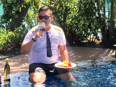 Santai dulu sambil menikmati indahnya pemandangan. (Instagram/Ajudan_Pribadi)