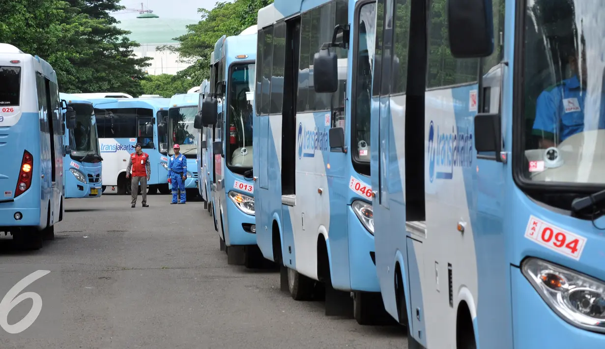 Petugas mengecek Kopaja terintegrasi Transjakarta terparkir di Parkir Timur Senayan, Jakarta, Selasa (22/12). Rute yang terintegrasi dengan koridor VI Dukuh Atas-Ragunan. (Liputan6.com/Johan Tallo)
