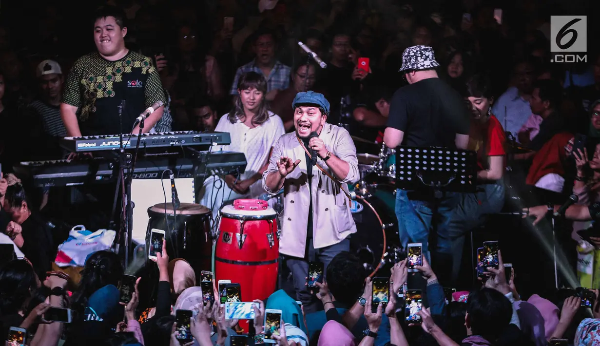 Dokter sekaligus Penyanyi Jazz Indonesia, Tompi tampil dalam acara musik amal bertajuk "Konser Kemanusiaan untuk Lombok" di kawasan Jakarta Selatan, Kamis (9/8). Sederet artis papan atas Indonesia menyumbangkan suara mereka. (Liputan6.com/Faizal Fanani)