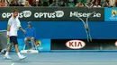 Petenis Serbia Viktor Troicki saat melihat seekor burung yang  mendarat di lapangan tenis ketika berlangsungnya gelaran  turnamen tenis Australia Terbuka di Melbourne Park, Australia, Selasa (19/1). (REUTERS / Tyrone Siu)