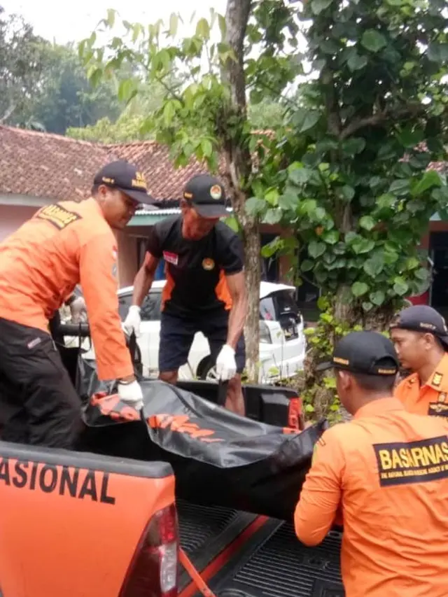 Evakuasi korban pantai selatan Kebumen, Jawa Tengah. (Liputan6.com/Basarnas/Muhamad Ridlo)