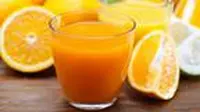 Jus jeruk yang kaya vitamin C sangat dianjurkan untuk menjaga kekebalan tubuh dari ancaman penyakit demam berdarah (Liputan6.com/Jayadi Supriadin)
