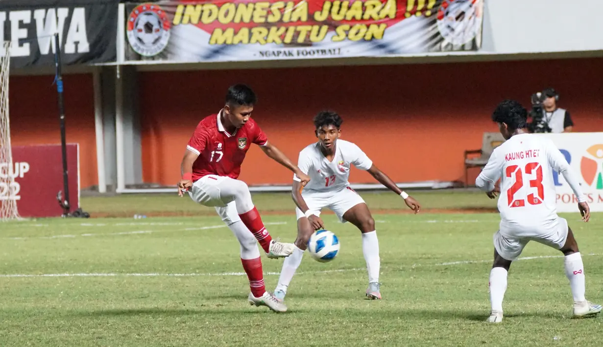 Penyerang Timnas Indonesia U-16, Muhammad Nabil Asyura mengontrol bola dari kawalan dua pemain Myanmar pada pertandingan semifinal Piala AFF U-16 2022 di Stadion Maguwoharjo, Sleman, Rabu (10/8/2022). Timnas Indonesia U-16 menang lewat adu penalti atas Myanmar 6-5 (1-1). (Foto:Dok PSSI)