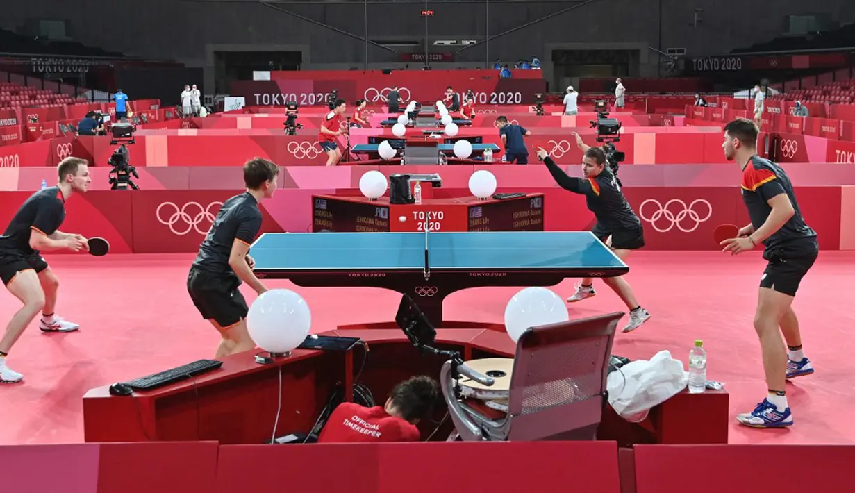Pemain tenis meja Jerman (depan) melakukan sesi latihan jelang Olimpiade Tokyo 2020 di Tokyo Metropolitan Gymnasium, Tokyo, Jepang, Rabu (21/7/2021). Olimpiade Tokyo 2020 akan dibuka pada 23 Juli 2021. (Jung Yeon-je/AFP)