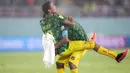 <p>Selebrasi kemenangan kapten Timnas Mali U-17, Ibrahim Diarra (kanan) bersama rekannya, Mahamoud Barry setelah mengalahkan Timnas Argentina dengan 3-0 pada laga perebutan tempat ketiga Piala Dunia U-17 2023 di Stadion Manahan, Solo, Jumat (1/12/2023). (Bola.com/Bagaskara Lazuardi)</p>