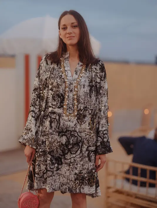 Marion Cotillard tampil mengenakan mini dress bermotif dari brand Chanel saat Chanel dinner di Cannes. (Dok. Chanel)