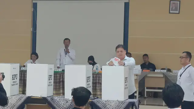 Menteri Koordinator Bidang Perekonomian Airlangga Hartarto, menyalurkan hak pilihnya  di TPS 05 yang terletak di SMKN 6, Melawai, Kebayoran Baru, Jakarta Selatan, Rabu (14/2).