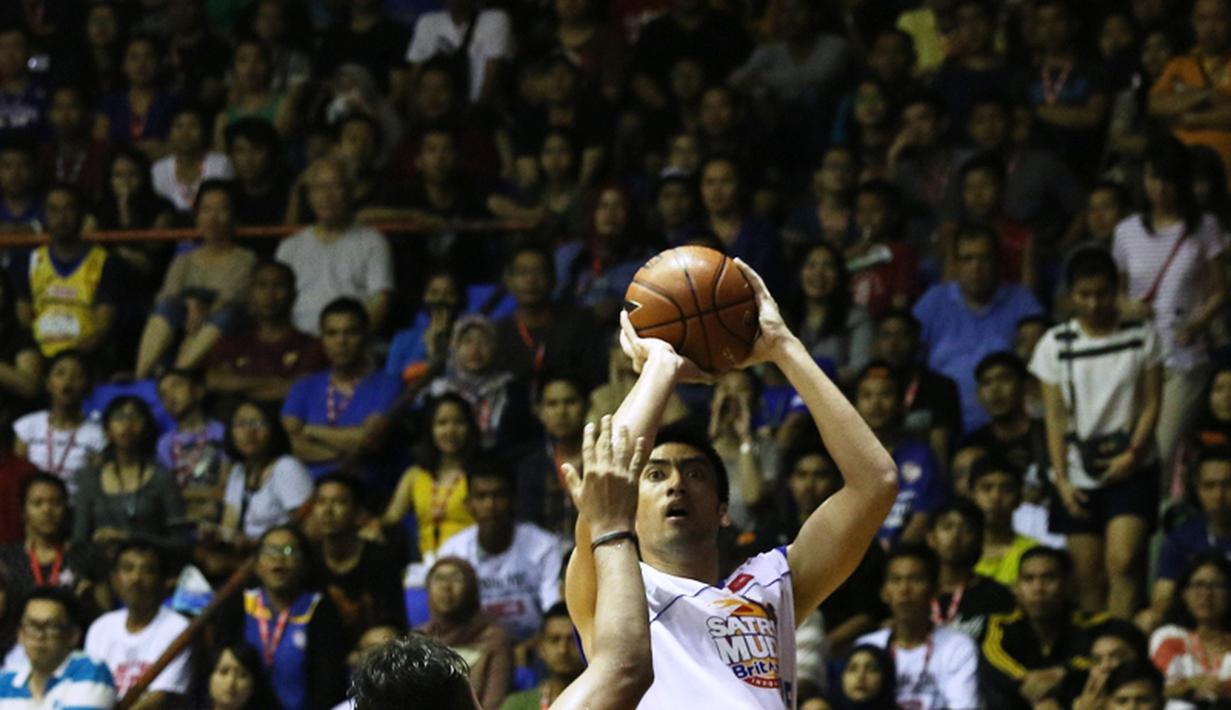 Aksi kapten Satria Muda Britama, Christian Ronaldo Sitepu. (Bola.com/Arief Bagus)