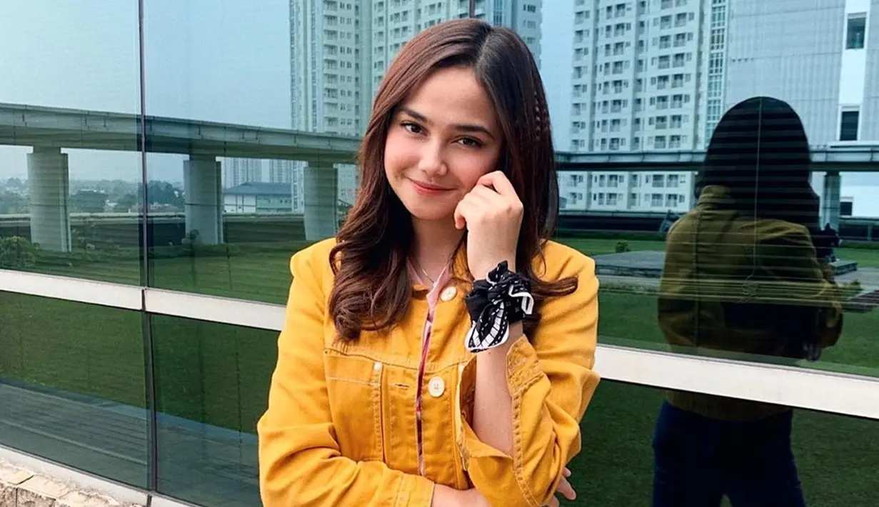 Syifa Hadju cukup sering tampil dengan gaya santainya di akun Instagram pribadinya. Memadukan jaket denim berwarna kuning, gaya simple Syifa Hadju ini juga tuai pujian. (Liputan6.com/IG/@syifahadjureal)