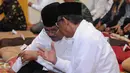 Jaksa Agung HM Prasetyo berbincang dengan Anggota Dewan Pertimbangan Presiden KH Hasyim Muzadi jelang buka puasa bersama Partai Nasdem di Jakarta, Selasa (7/6/2016). Acara juga dihadiri Presiden Joko Widodo. (Liputan6.com/Helmi Fithriansyah)