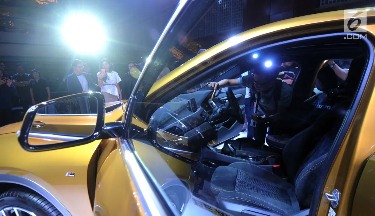 Pengunjung melihat interior BMW X2 First-ever  seri terbaru saat peluncuran di Jakarta, Rabu (31/10). First-ever BMW X2 adalah Sports Activity Coupe yang bisa melaju berbagai medan yang di bandrol dengan harga RP 839 juta. (Merdeka.com/Dwi Narwoko)