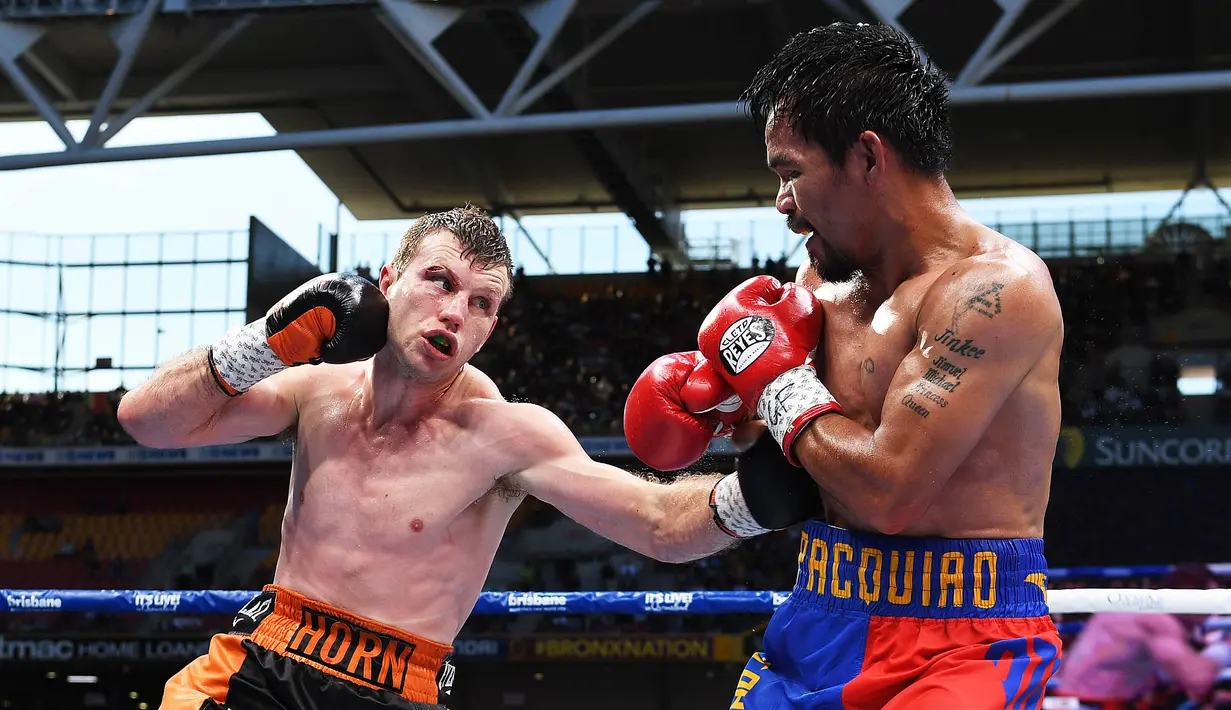 Petinju Australia, Jeff Horn, berusaha meninju Manny Pacquiao di Stadion Suncorp, Brisbane, Australia, Minggu (2/7/2017). Jeff Horn berhasil merebut sabuk juara kelas welter versi WBO dari tangan Pacquiao. (EPA/Dave Hunt)