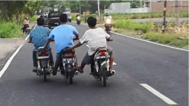 6 Aksi Orang Dorong Kendaraan di Jalan Raya Ini Bikin Geleng Kepala