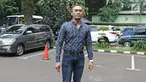 Komika Rizky Firdaus Wijaksana atau Uus mendatangi Ditreskrimsus Polda Metro Jaya, Selasa (24/10). Uus memenuhi panggilan sebagai saksi Nikita Mirzani atas cuitan penghinaan terhadap Panglima TNI, Jenderal Gatot Nurmantyo. (Liputan6.com/Herman Zakharia)