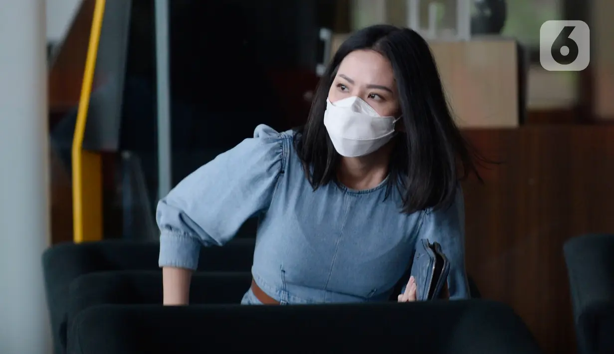 Karyawan swasta, Agnes Jennifer berada di ruang tunggu Gedung KPK untuk menjalani pemeriksaan, Jakarta, Senin (18/5/2020). Agnes diperiksa sebagai saksi untuk tersangka mantan Sekretaris MA Nurhadi terkait kasus suap dan gratifikasi perkara di Mahkamah Agung tahun 2011-2016 (merdeka.com/Dwi Narwoko)