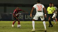Pemain Persipura Jayapura, Yohanes Pahabol (kiri) mengontrol bola dibayangi pemain Persija Jakarta, Rohit Chand  dalam laga pekan ke-3 BRI Liga 1 2021/2022 di Stadion Indomilk Arena, Tangerang, Minggu (19/9/2021). (Bola.com/Ikhwan Yanuar)