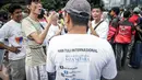 Seorang warga belajar bahasa isyarat kepada penyandang disabilitas tuna rungu di arena Car Free Day, Jakarta, Minggu (25/9). Sosialisasi bahasa isyarat itu sebagai salah satu kampanye memperingati Hari Tuli Internasional. (Liputan6.com/Faizal Fanani)