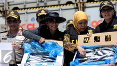 Menteri Kelautan dan Perikanan Susi Pudjiastuti menunjukan frozen pasific  Mackarel dari Jepang saat rilis penggagalan penyelundupan produk perikanan dan bahan pembuat bom di New Port Container Terminal 1, Jakarta, (13/9). (Liputan6.com/Faizal Fanani)