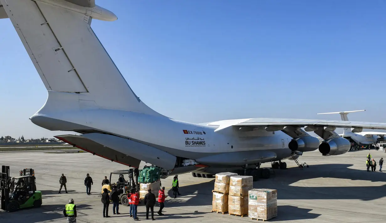 Sejumlah kendaraan bersiap mengangkut paket bantuan kemanusiaan yang disediakan oleh Arab Saudi untuk para korban gempa bumi Turki dan Suriah diturunkan dari pesawat angkut Ilyushin Il-76TD di Bandara Internasional Aleppo, Suriah Utara, Selasa (14/2/2023). Pejabat dan tenaga kesehatan setempat mengatakan 29.605 orang tewas di Turki. Sementara di Suriah, jumlah korban tewas mencapai 3.574 orang, sehingga total yang dikonfirmasi menjadi 33.179. (AFP)