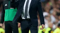 Pelatih Real Madrid, Julen Lopetegui mengintruksikan pemainnya saat bertanding pada lanjutan La Liga Spanyol di stadion Santiago Bernabeu, Madrid, (19/8). Madrid menang 2-0 atas Getafe. (AP Photo/Andrea Comas)