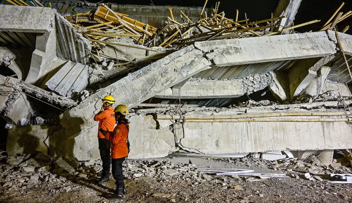 Hingga saat ini, belum ada keterangan resmi mengenai penyebab pasti runtuhnya musala tersebut. (Juni Kriswanto/AFP)