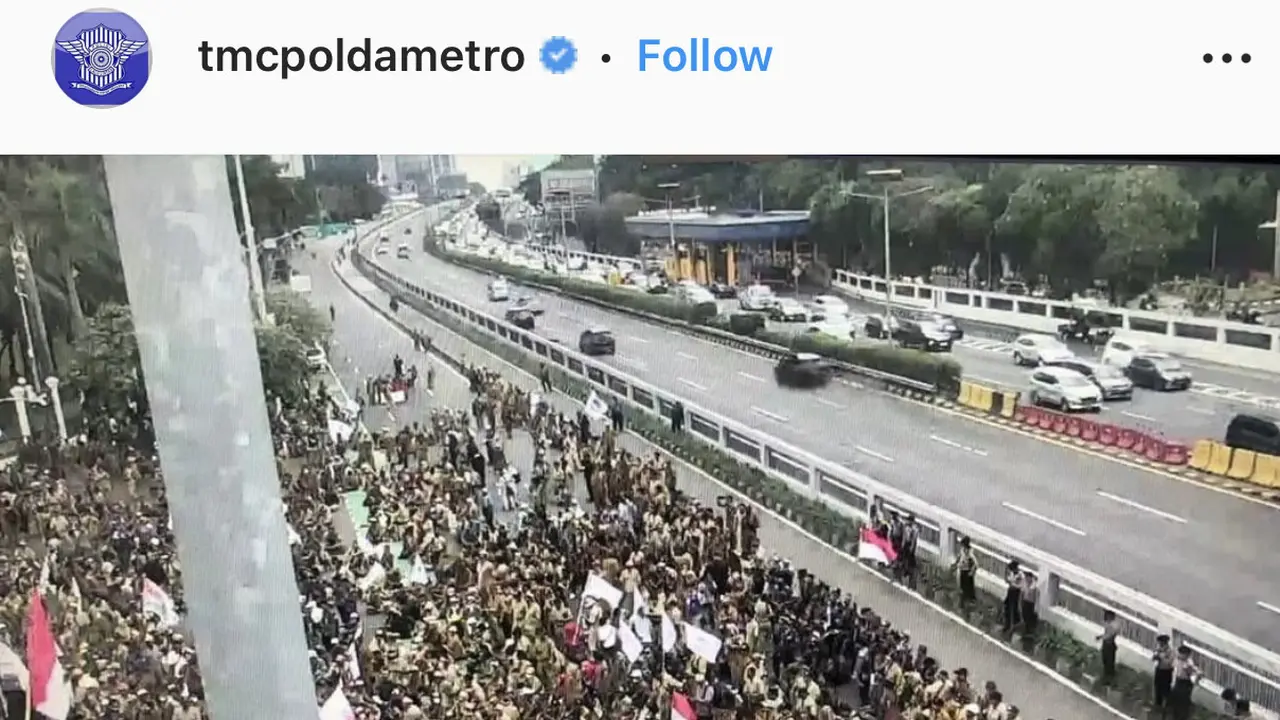 Ribuan pendemo yang tergabung dengan Persatuan Perangkat Desa Indonesia (PPID) mulai memenuhi depan Gedung DPR RI di Jalan Gatot Subroto pada Rabu (25/1/2023) pagi.