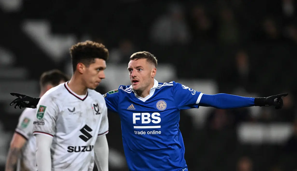 Selebrasi striker Leicester City, Jamie Vardy setelah mencetak gol ke gawang Milton Keynes Dons pada laga putaran keempat Carabao Cup 2022/2023 di MK Stadium, Milton Keynes (20/12/2022). Jamie Vardy total mencetak 3 gol dari 3 penampilan. Leicester City yang mulai berlaga dari putaran kedua harus terhenti langkahnya di babak perempatfinal setelah kalah 0-2 dari Newcastle United. (AFP/Ben Stansall)