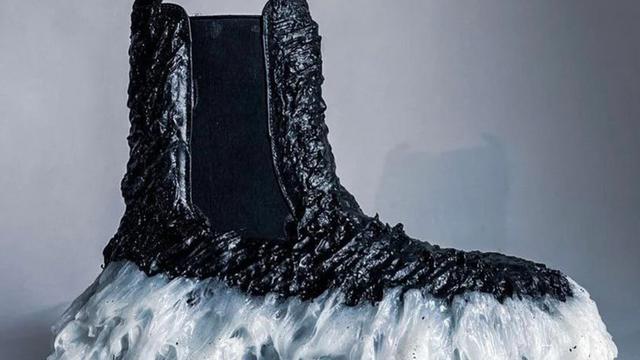 8 Potret Desain Sepatu Ini Nyeleneh Banget, Tertarik Pakai?