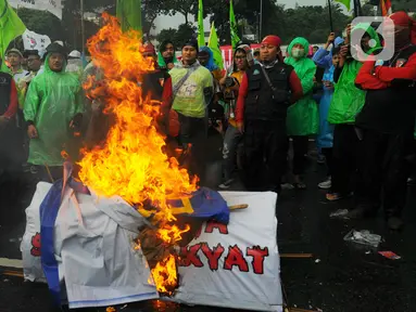 Aksi gabungan buruh, mahasiswa, dari berbagai elemen di depan Gedung DPR/MPR, Jakarta, Selasa (28/2/2023). Sebanyak 10.000 orang dari berbagai elemen masyarakat diperkirakan hadir dalam aksi demonstrasi menolak pengesahan Peraturan Pemerintah Pengganti Undang-Undang (Perppu). (merdeka.com/Imam Buhori)