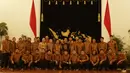 Presiden Joko Widodo foto bersama punggawa dan ofisial Persib Bandung usai mengadakan ramah tamah di Istana Negara, Jakarta, Senin (19/10/2015). (Bola.com/Vitalis Yogi Trisna)