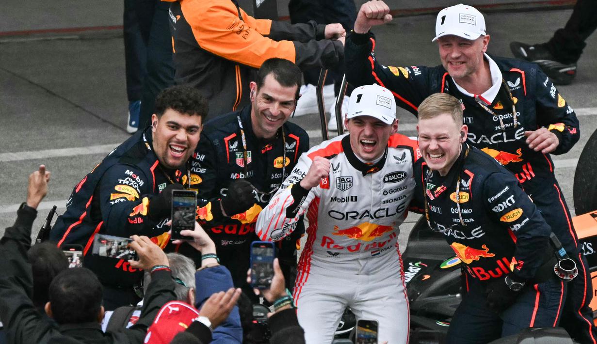 Ini menjadi kemenangan perdana Max Verstappen di ajang Formula 1 musim 2025. (MOHD RASFAN/AFP)