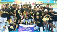Pemain Vamos FC Mataram merayakan gelar juara ajang Pro Futsal League (PFL) 2019 di GOR UNY, Sleman, Minggu (31/3/2019). (Bola.com/vVincentius Atmaja)