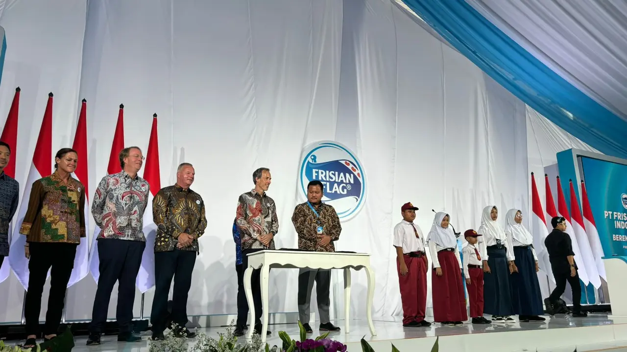 CEO FrieslandCampina Jan Derck van Karnebeek, Presiden Direktur Frisian Flag Indonesia, Berend van Wel, Direktur Jenderal Industri Agro Kemenperin Putu Juli Ardika meresmikan pabrik barunya di Cikarang Jawa Barat. (Tira/Liputan6.com)