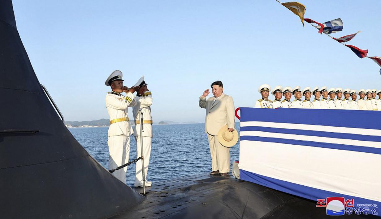 Kapal selam Kim Kun Ok ini dilaporkan mampu mengangkut 10 rudal nuklir saat berlayar. (STR/KCNA VIA KNS/AFP)