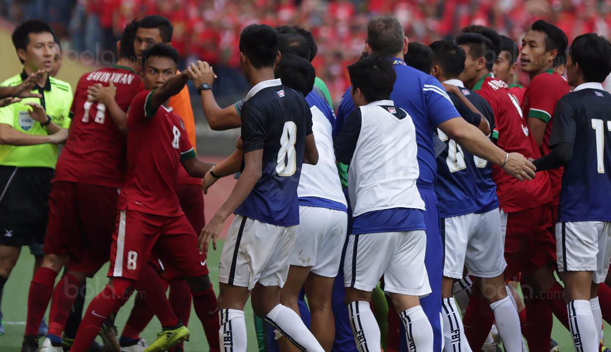 Para pemain timnas Indonesia terlibat pertikaian dengan pemain Kamboja di Stadion Shah Alam, Selangor, Kamis, (24/8/2017). Indonesia menang 2-0 atas Kamboja. (Bola.com/Vitalis Yogi Trisna)