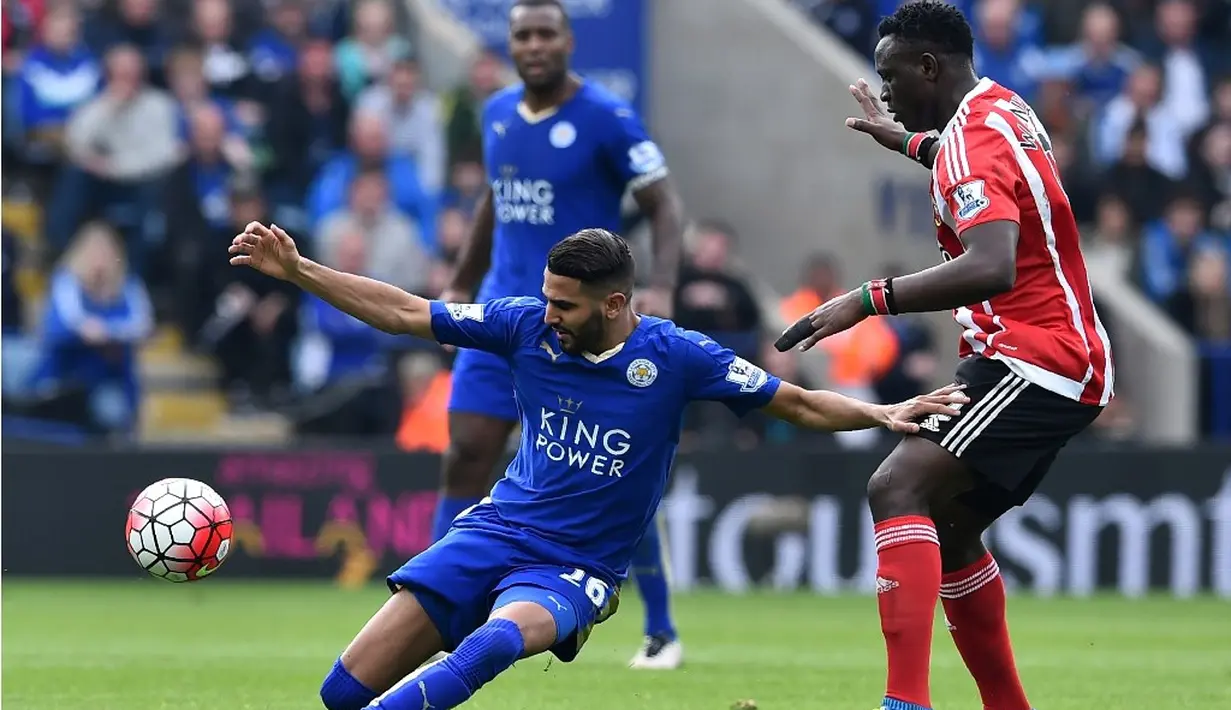 Bek Southampton, Victor Wanyama (kanan), berusaha menghentikan pemain Leicester, Riyad Mahrez, dalam laga Liga Inggris di Stadion King Power, Leicester, Minggu (3/4/2016). (AFP/Ben Stansall)