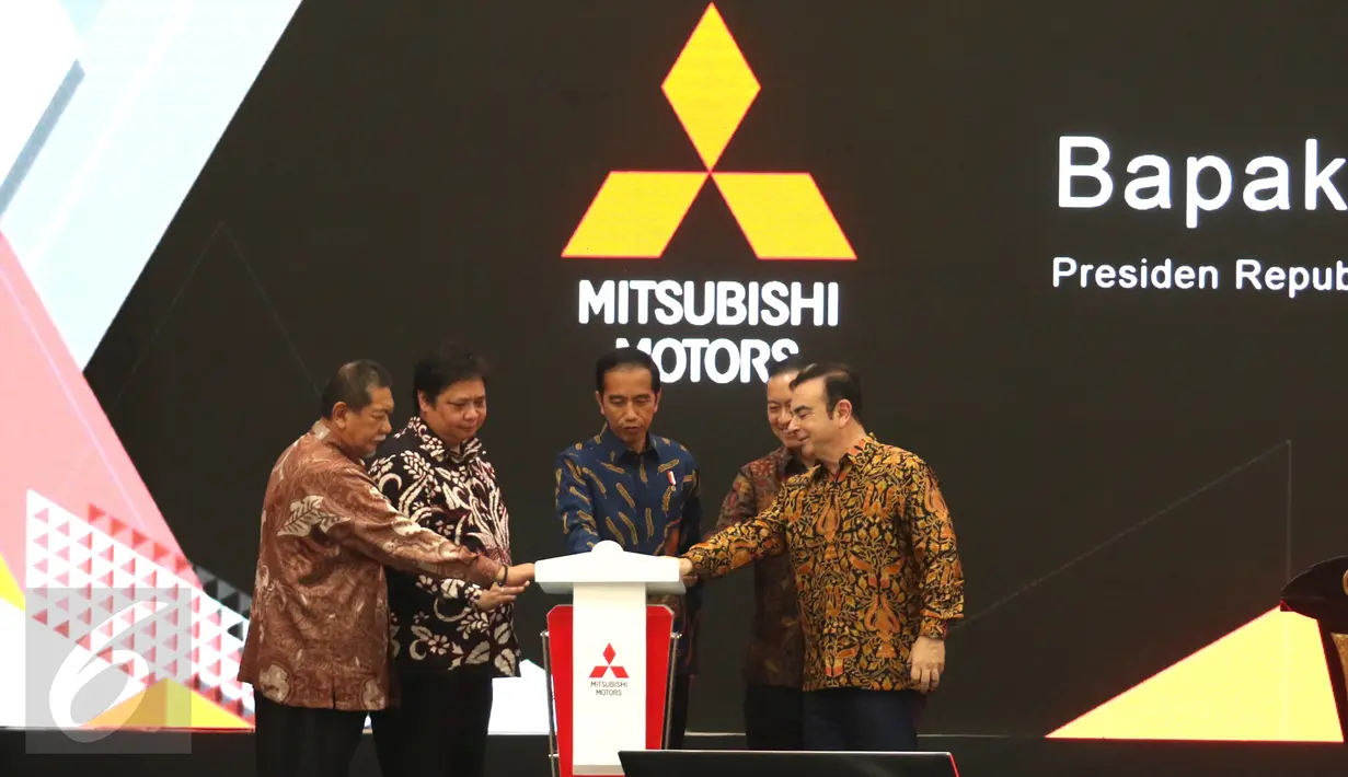  Presiden Joko Widodo (tengah) saat meresmikan pengoprasian pabrik baru PT Mitsubishi Motors Krama Yudha Indonesia (MMKI) yang berlokasi di GIIC, Cikarang Pusat, Kabupaten Bekasi, Jawa Barat, Selasa (25/4). (Liputan6.com/Angga Yuniar)