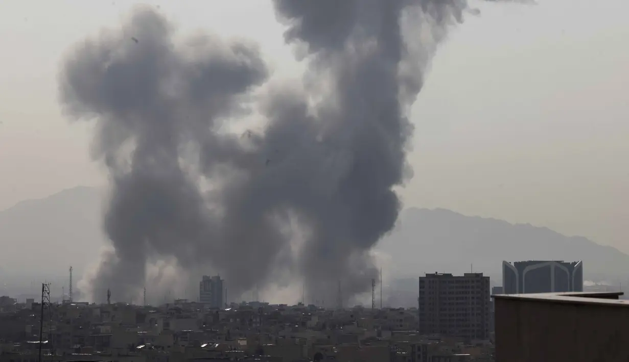 Kementerian Pertahanan Israel mengumumkan telah melancarkan serangan pendahuluan terhadap Iran. Tampak dalam foto, kepulan asap membubung setelah ledakan yang dilaporkan terjadi di Teheran, Iran, pada 28 Februari 2026. (ATTA KENARE/AFP)