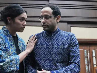 Menteri Pendidikan, Kebudayaan, Riset, dan Teknologi (Mendikbudristek) periode 2019 hingga 2024, Nadiem Anwar Makarim (kanan) bersama istrinya, Franka Franklin Makarim sebelum dimulainya sidang di Pengadilan Tindak Pidana Korupsi, Jakarta, Senin 20 April 2026. Nadiem Makarim kembali menjalani rangkaian persidangan terkait kasus dugaan korupsi pengadaan laptop Chromebook periode 2019–2022. (AP Photo/Achmad Ibrahim)