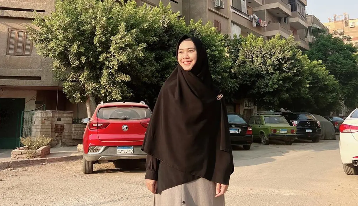 Oki Setiana Dewi juga mengunggah beberapa gaya OOTD selama berada di Mesir. Penampilan pemain Merindu Cahaya de Amstel ini tak lepas dari perhatian netizen. (Liputan6.com/IG/@okisetianadewi)