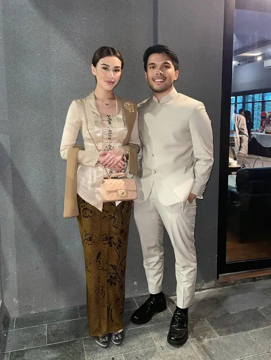 Tampil Bersama, Thariq Halilintar mengenakan setelan atasan dan bawahan yang serasi, bernuansa kecokelatan muda yang lembut. [Foto: Instagram/aaliyah.massaid]